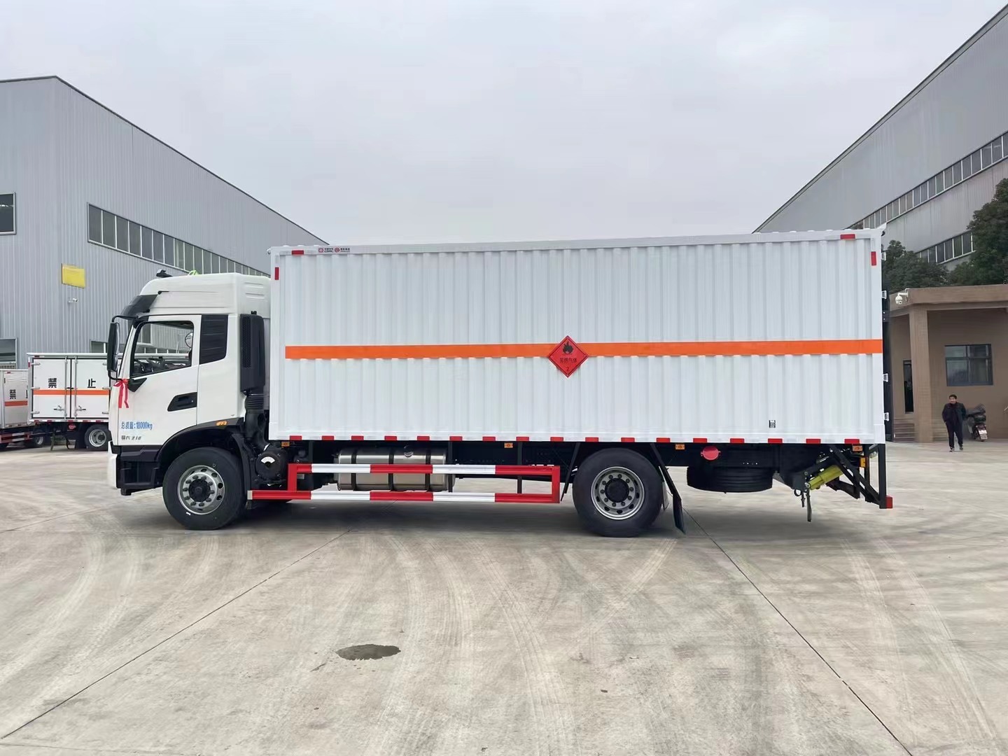 天锦2类气瓶厢式车价格/6.2米气体厢式多少钱