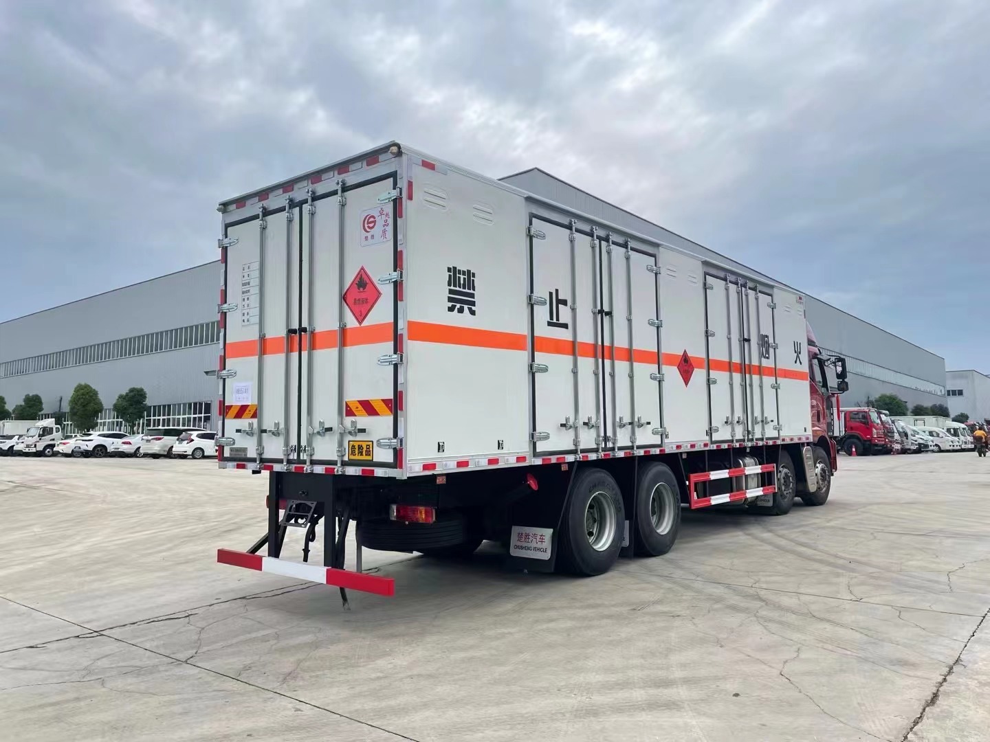 解放9.6米气体厢式运输车