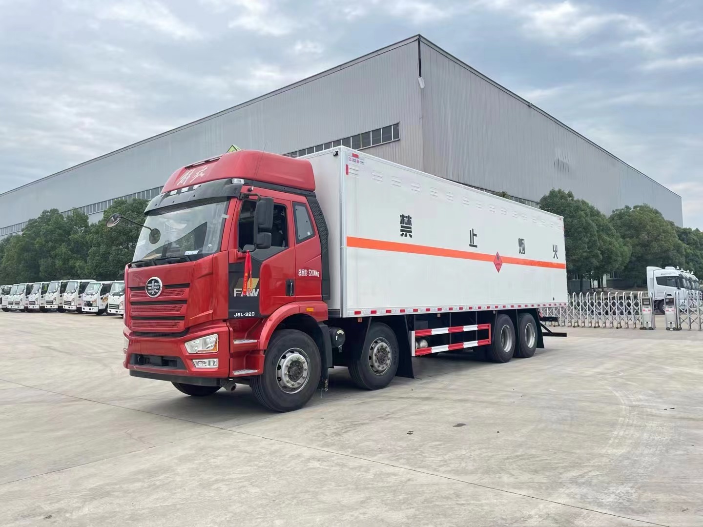 解放9.6米气体厢式运输车