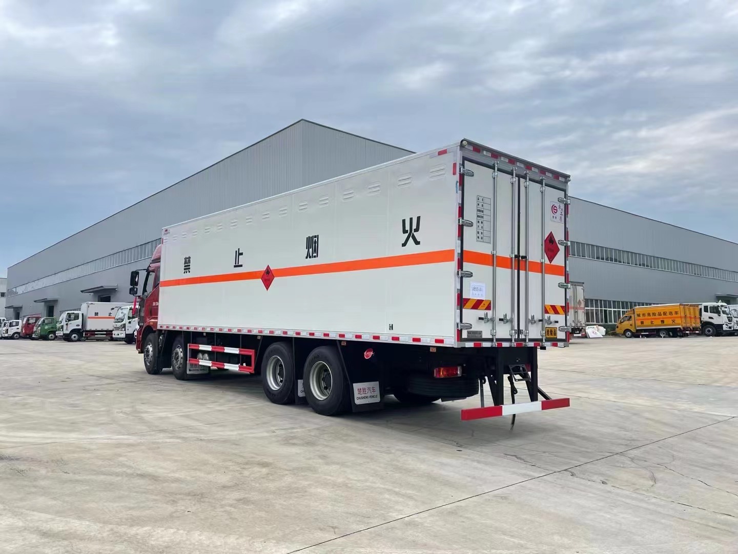 解放9.6米气体厢式运输车