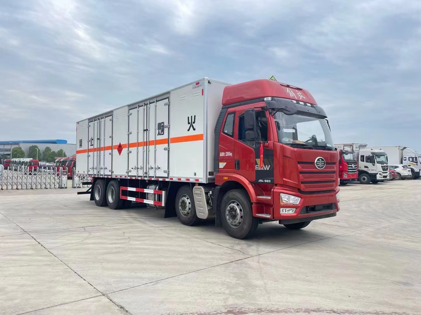 解放9.6米气体厢式运输车