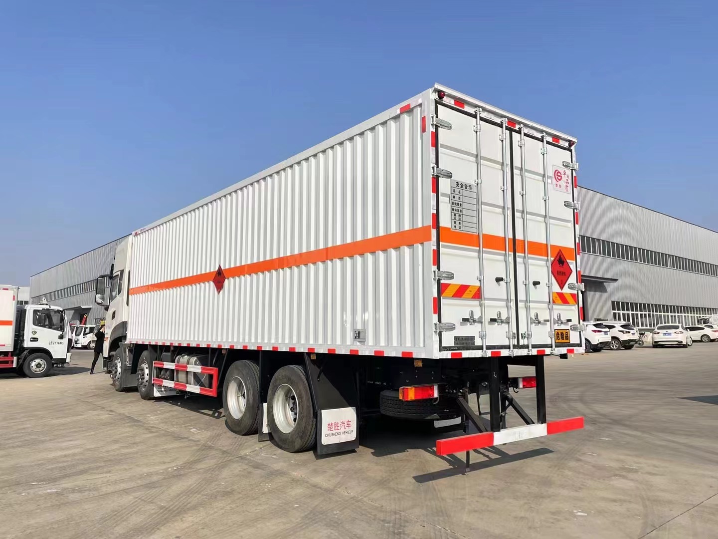 东风天龙9.4米气体厢式运输车