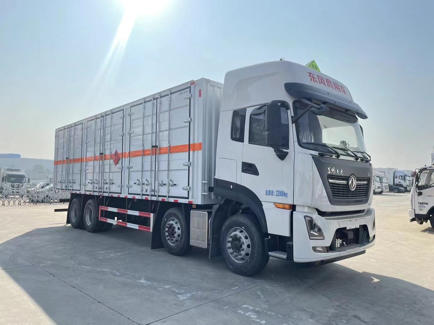 东风天龙9.4米气体厢式运输车