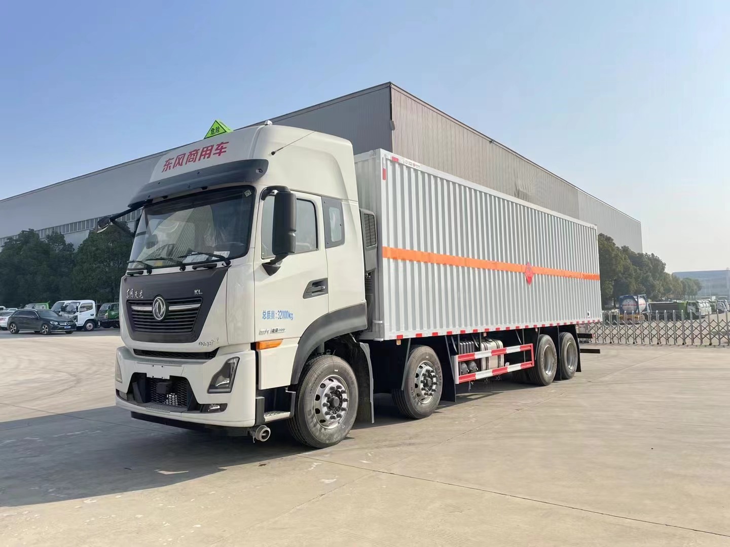 东风天龙9.4米气体厢式运输车