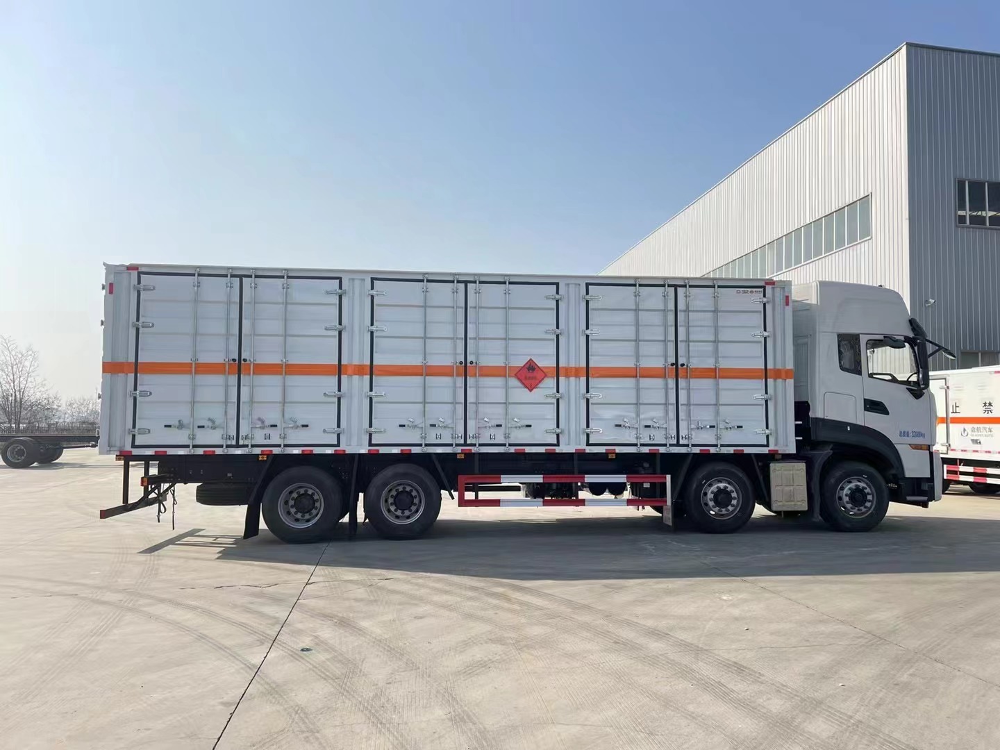 东风天龙9.4米气体厢式运输车