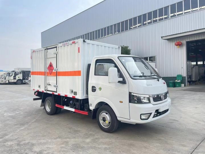 东风途逸1.9吨蓝牌易燃液体厢式运输车