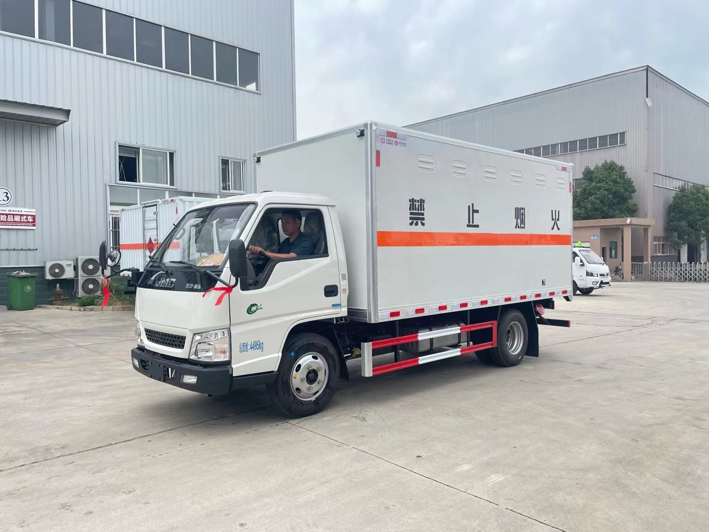 江铃顺达蓝牌4.2米易燃液体厢式运输车