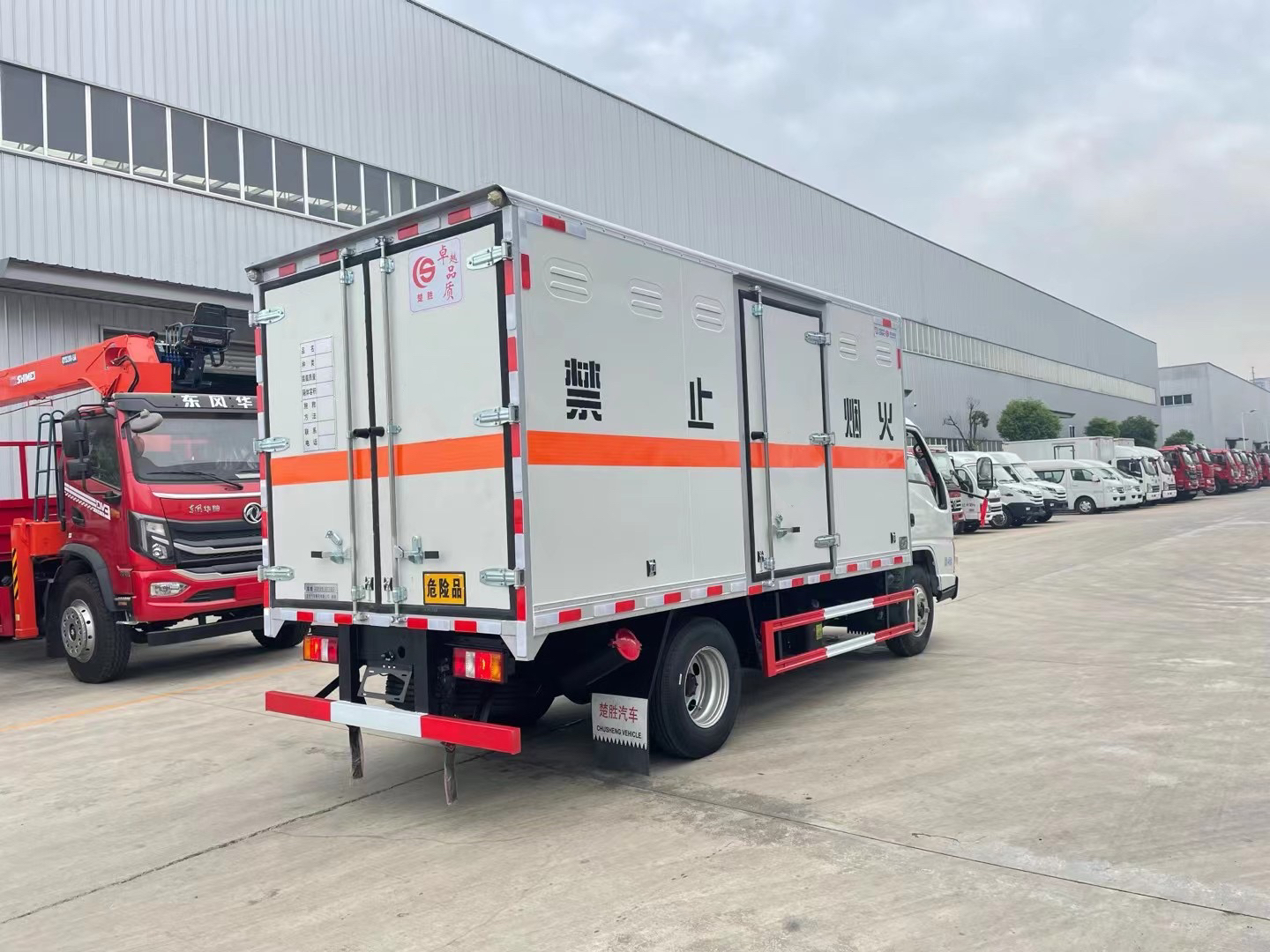 江铃顺达蓝牌4.2米易燃液体厢式运输车