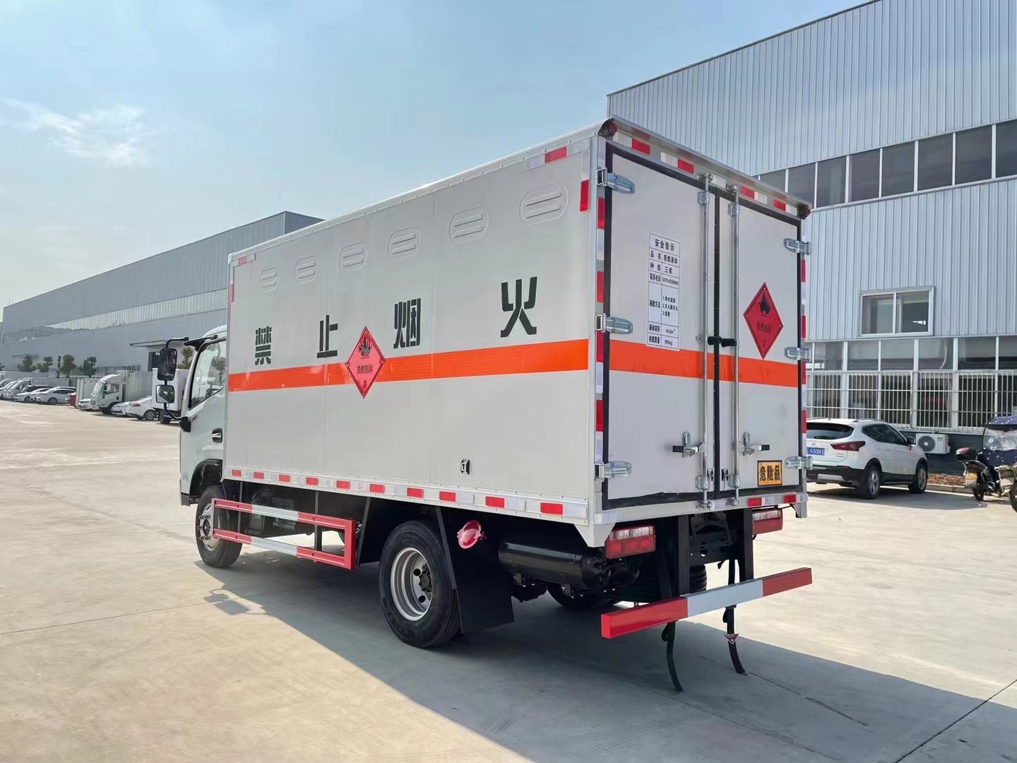 东风多利卡蓝牌液体厢式运输车