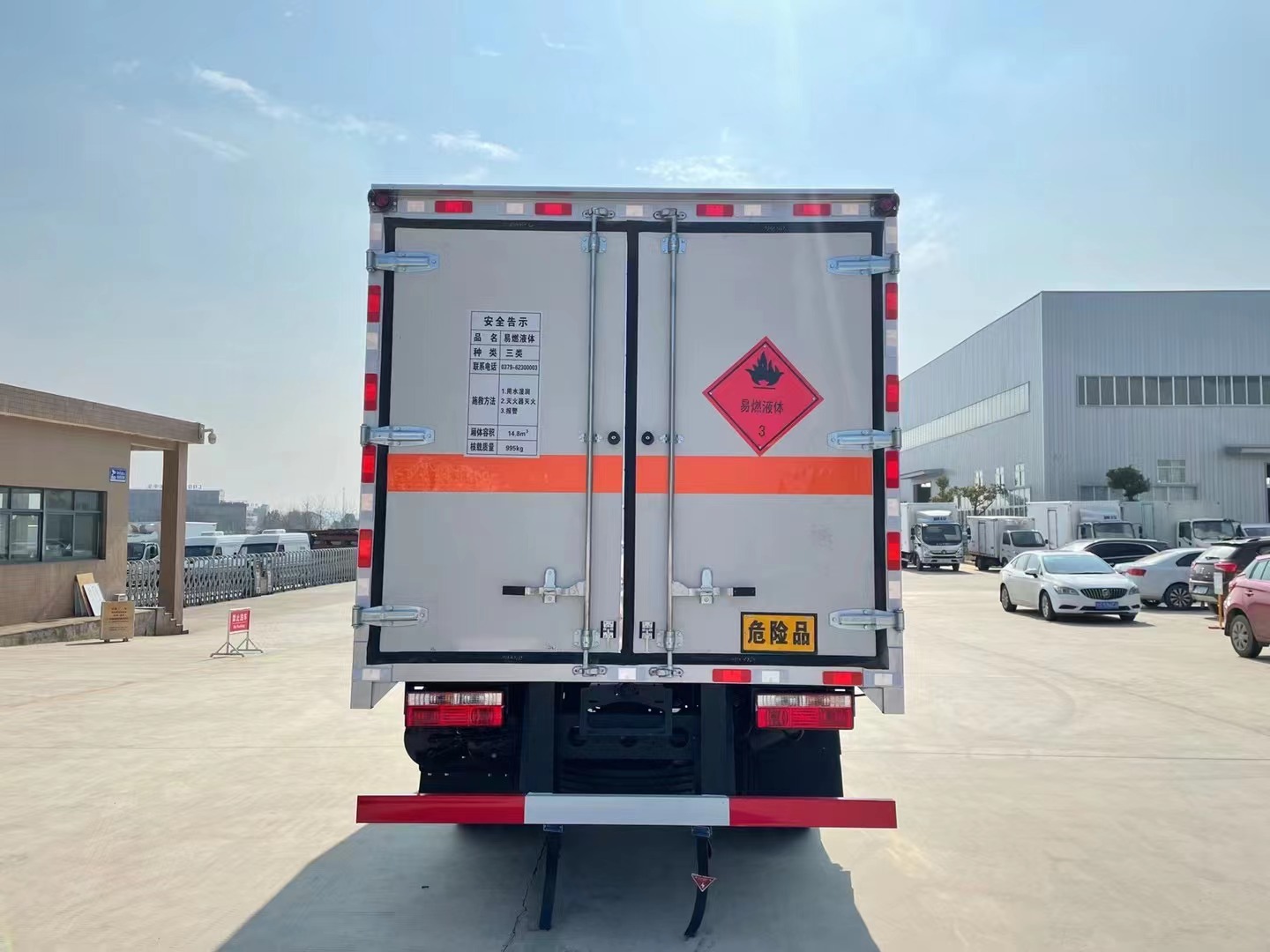 东风多利卡蓝牌液体厢式运输车