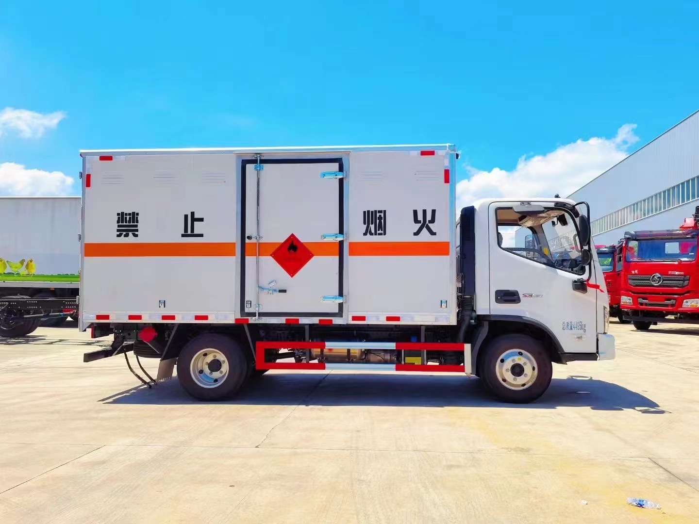 福田欧马可4.1米易燃液体厢式运输车