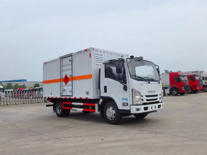 五十铃蓝牌4.15米易燃液体厢式运输车