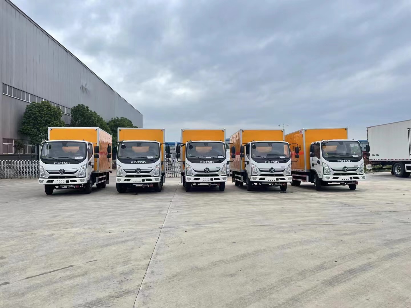 福田奥铃蓝牌4.1米（1吨）液体厢式运输车