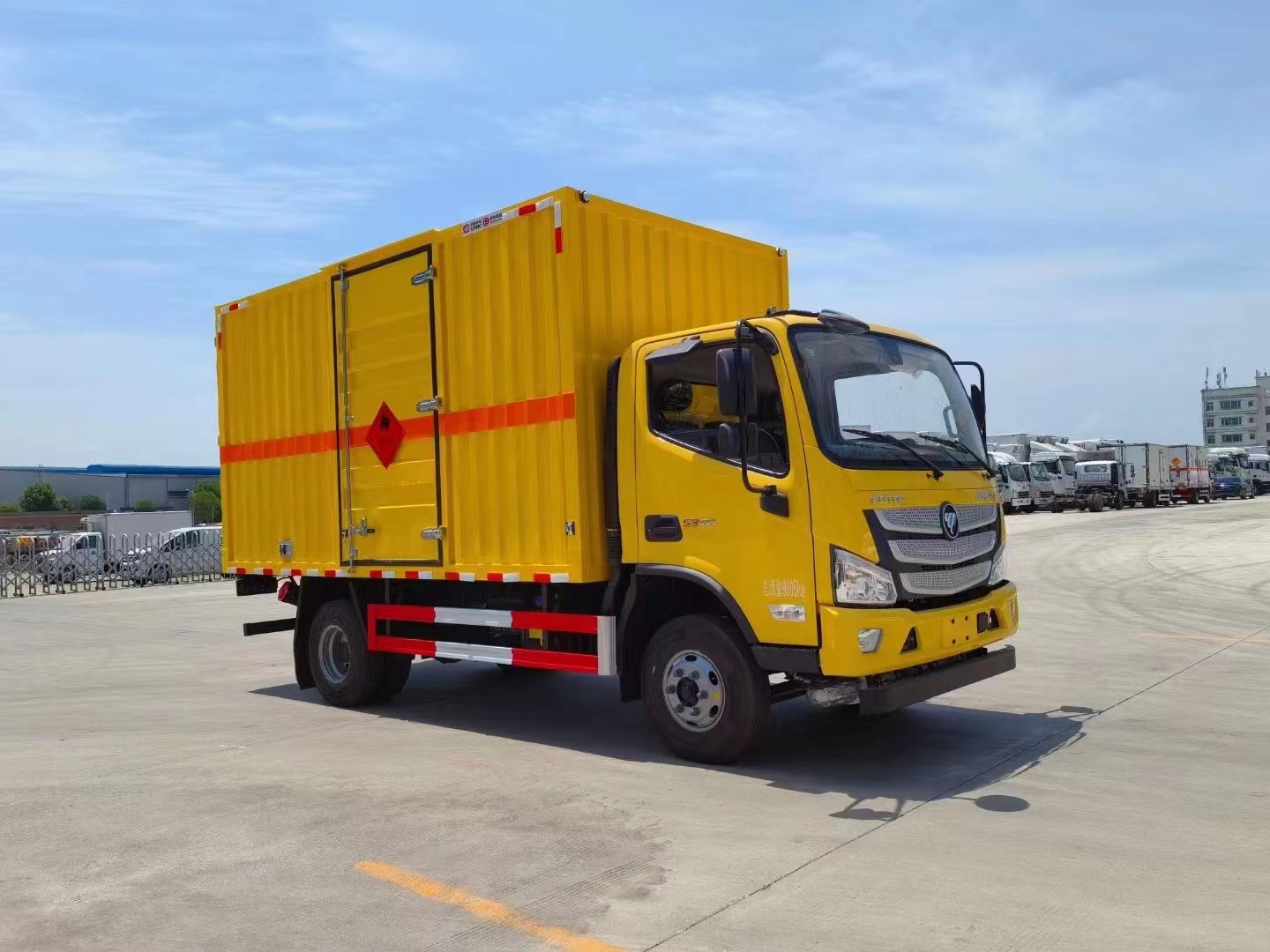 福田欧马可（4.1米）4.5吨易燃液体厢式运输车