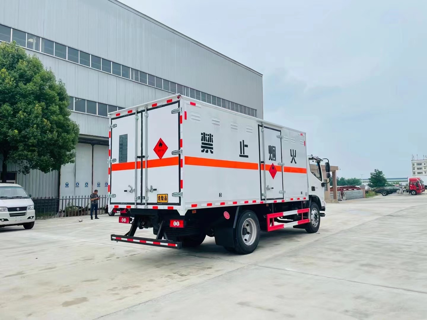 福田欧马可（5.2米）6.8吨易燃液体厢式运输车