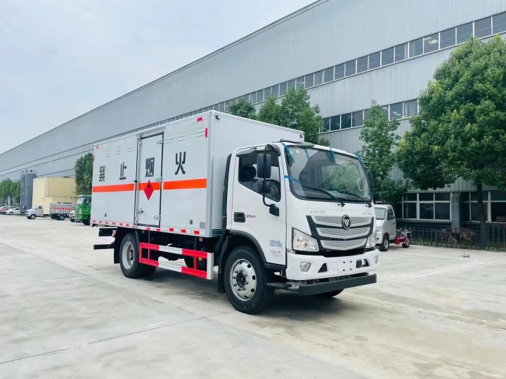 福田欧马可（5.2米）6.8吨易燃液体厢式运输车