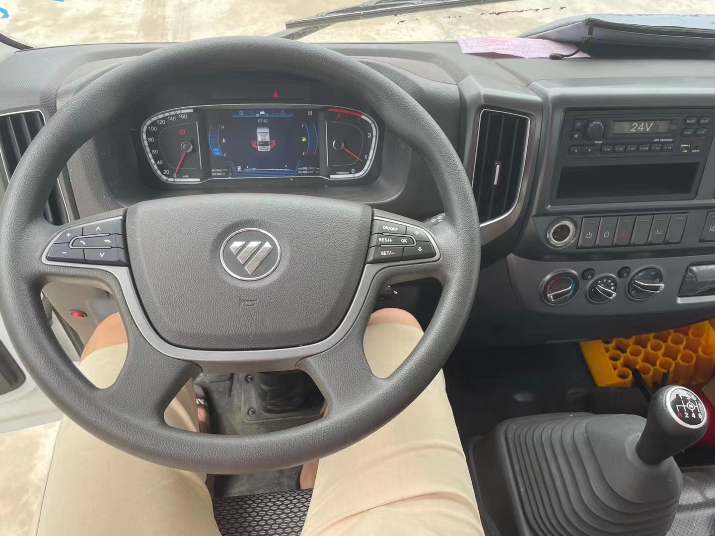 福田欧马可（5.2米）6.8吨易燃液体厢式运输车