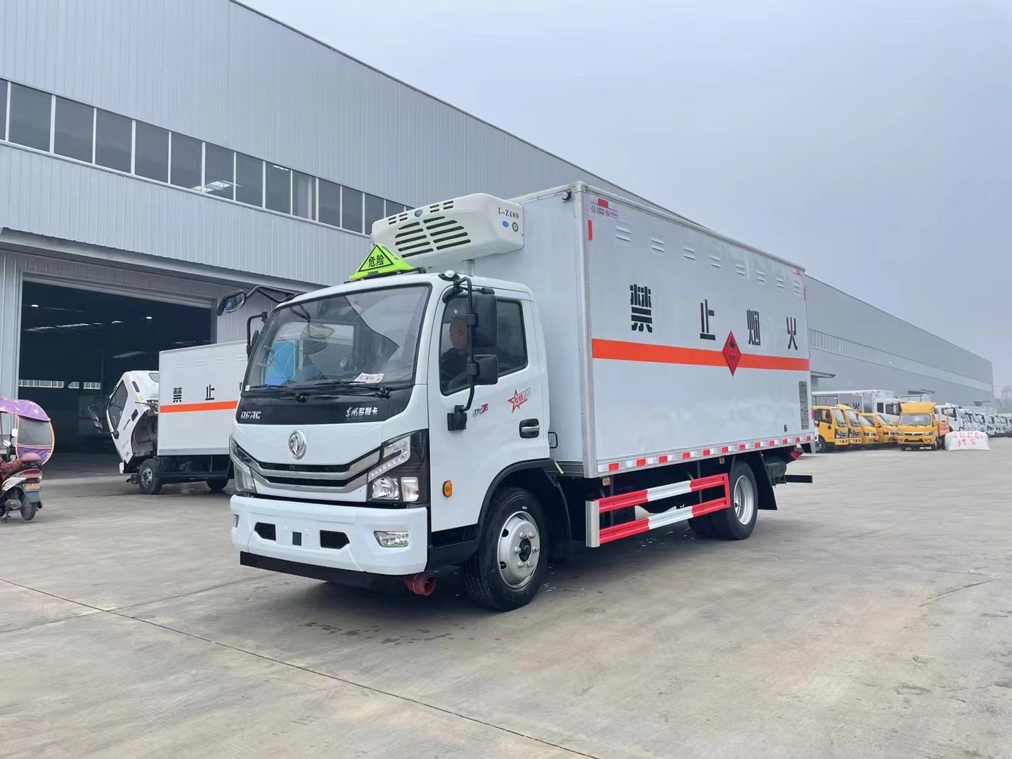 东风多利卡（5.2米）7.2吨易燃液体厢式运输车