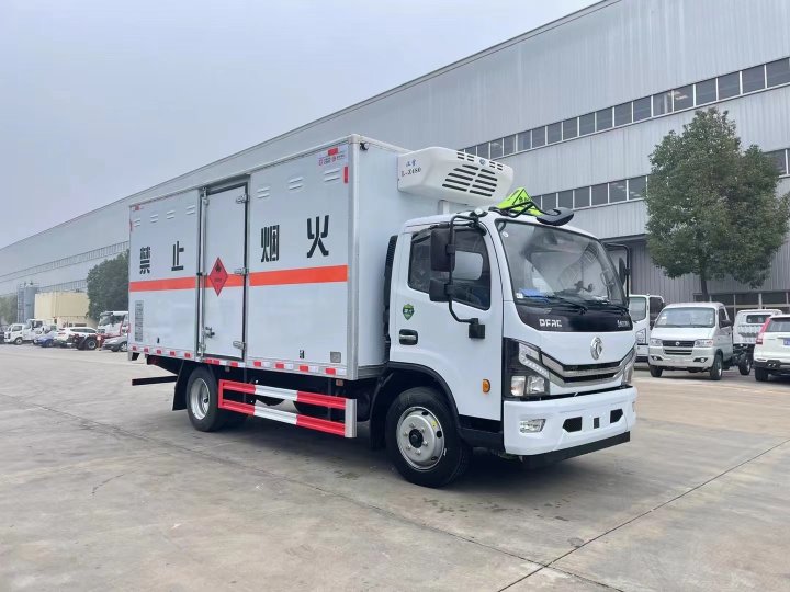 东风多利卡（5.2米）7.2吨易燃液体厢式运输车