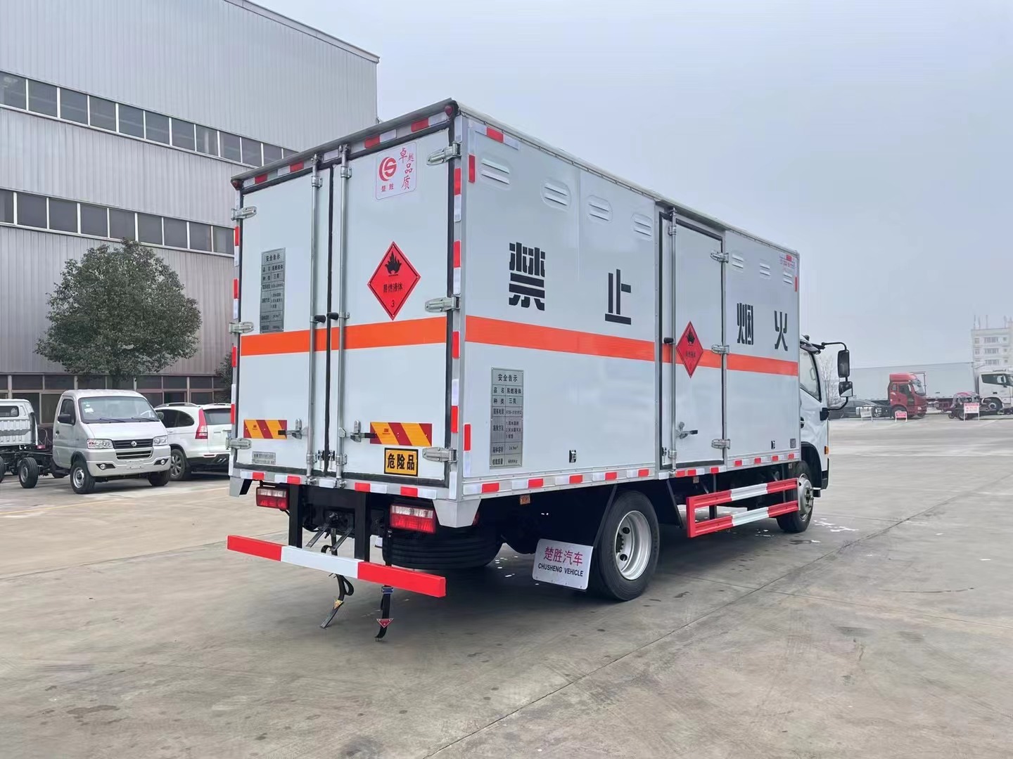 东风多利卡（5.2米）7.2吨易燃液体厢式运输车