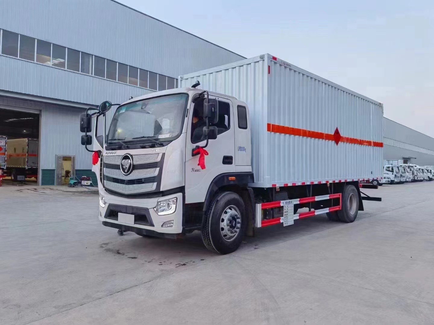 福田欧航6.8米易燃液体厢式运输