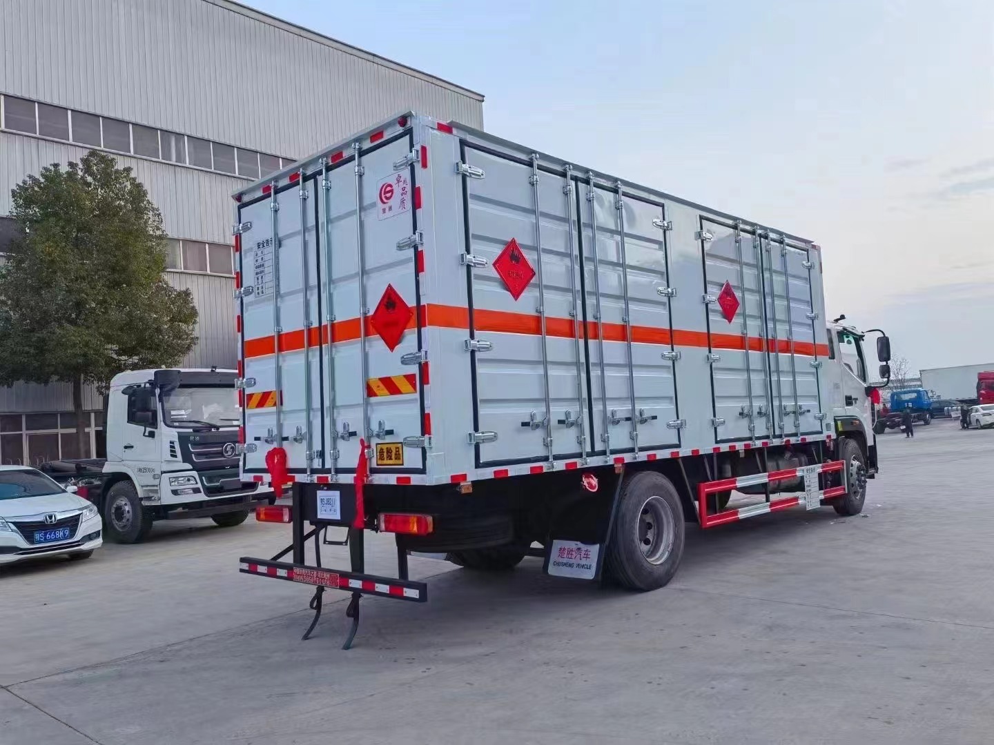 福田欧航6.8米易燃液体厢式运输