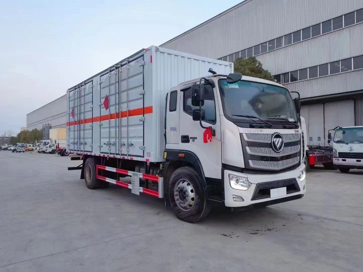 福田欧航6.8米易燃液体厢式运输