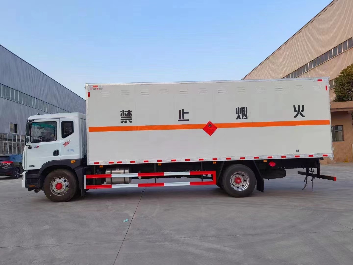 东风7米6三类危险品厢式车