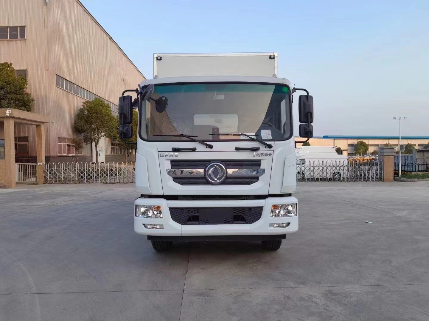 东风7米6三类危险品厢式车