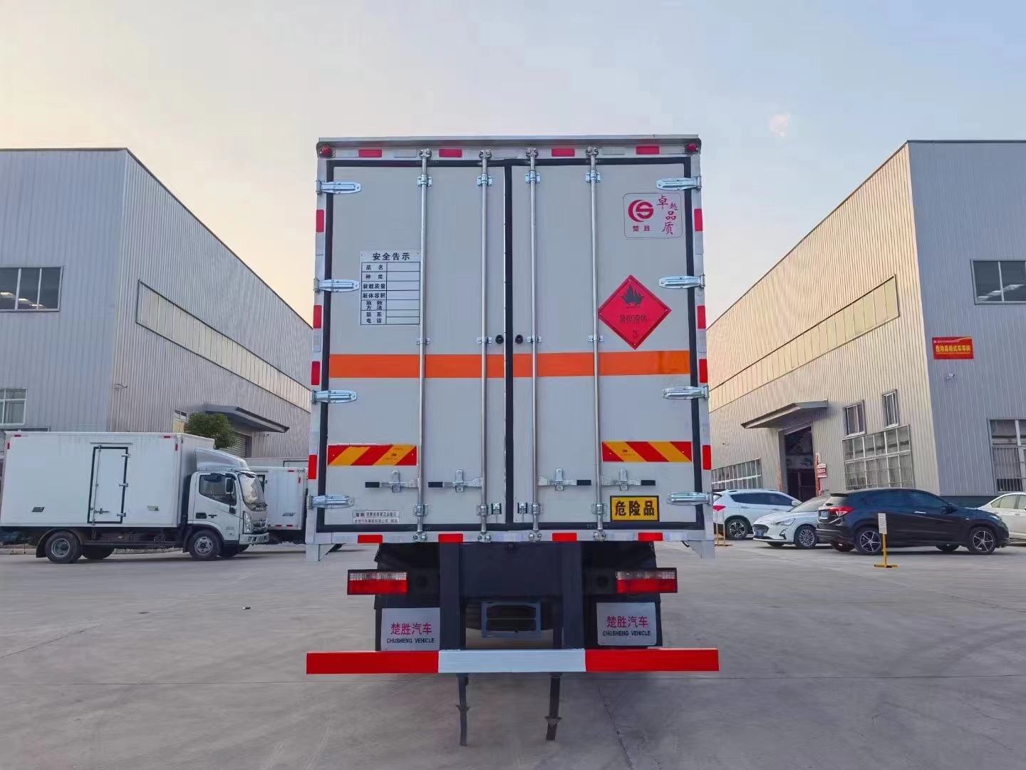 东风7米6三类危险品厢式车