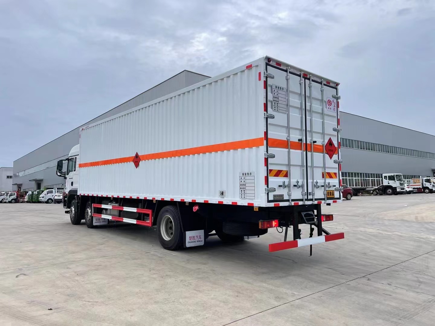 重汽汕德卡9.5米易燃液体厢式运输车