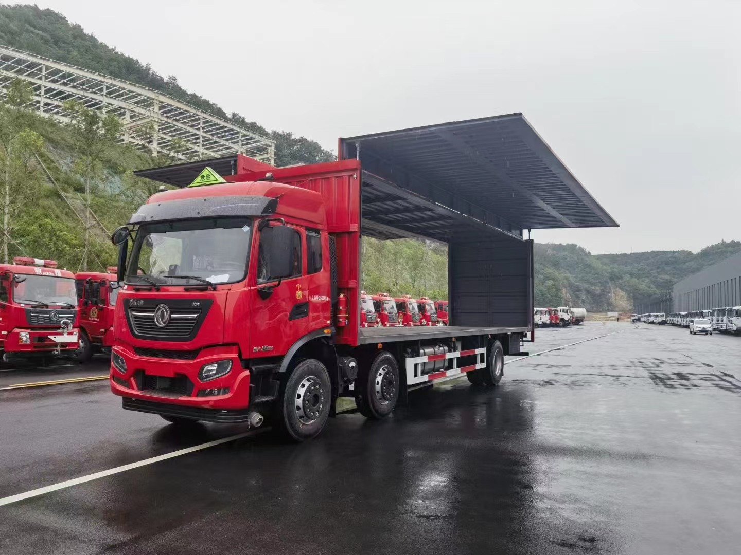 东风天锦小三轴（7.7米/8.6米）液体厢式运输车