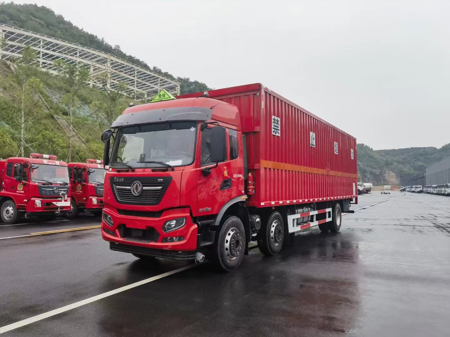 东风天锦小三轴（7.7米/8.6米）液体厢式运输车