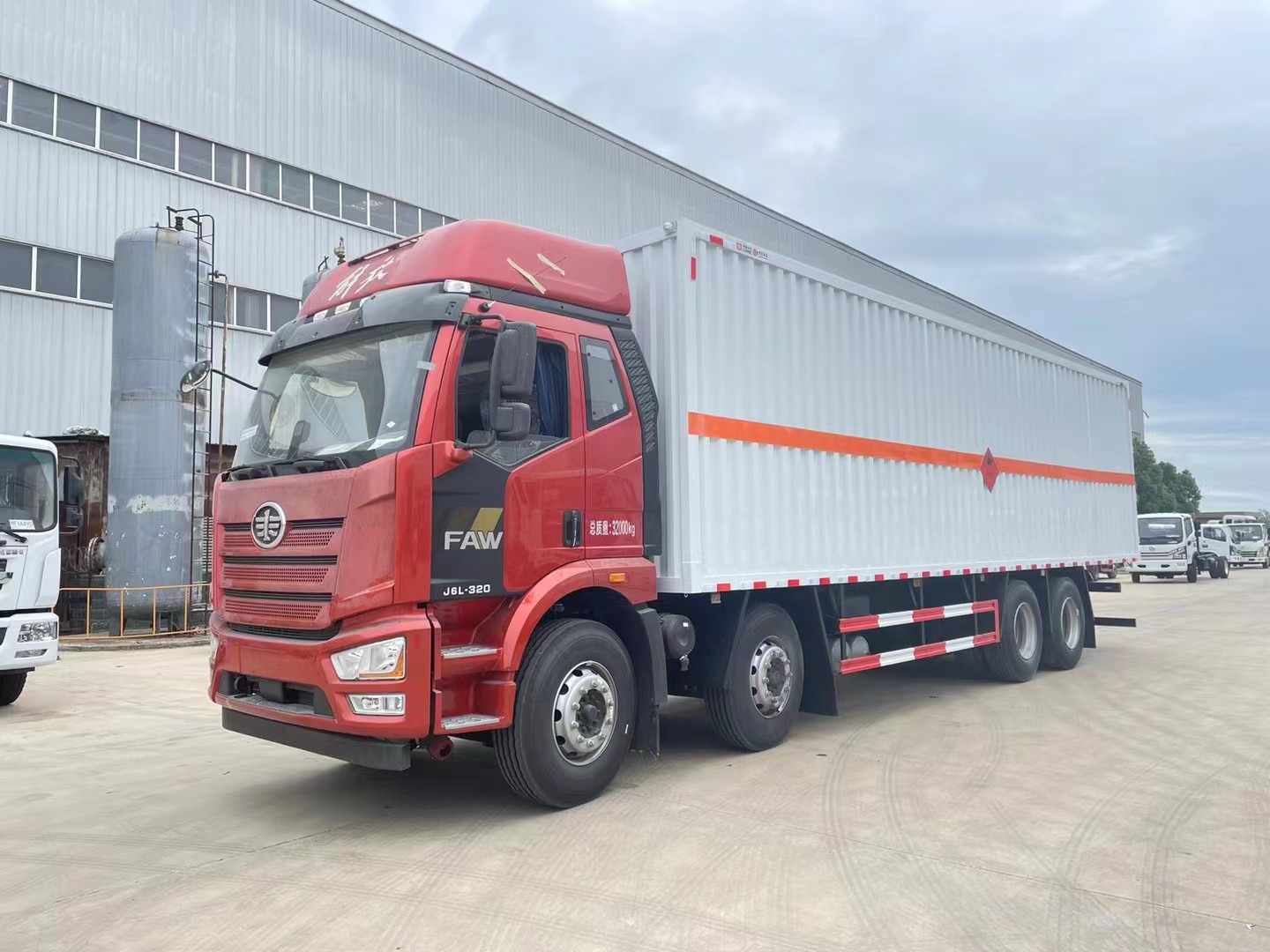 解放9.6米易燃液体厢式运输车