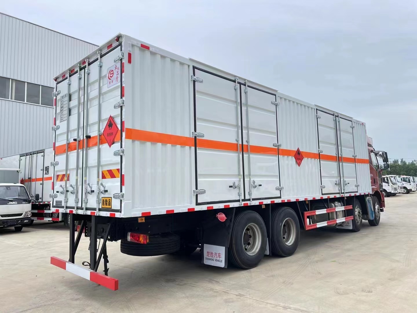 解放9.6米易燃液体厢式运输车