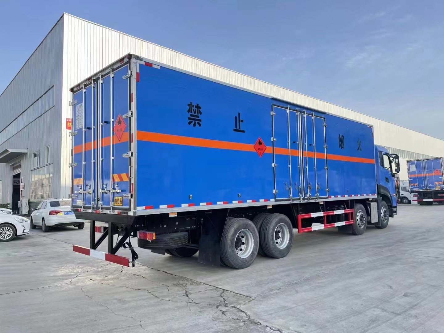 东风天龙9.4米易燃液体厢式车/甲醇厢式运输车