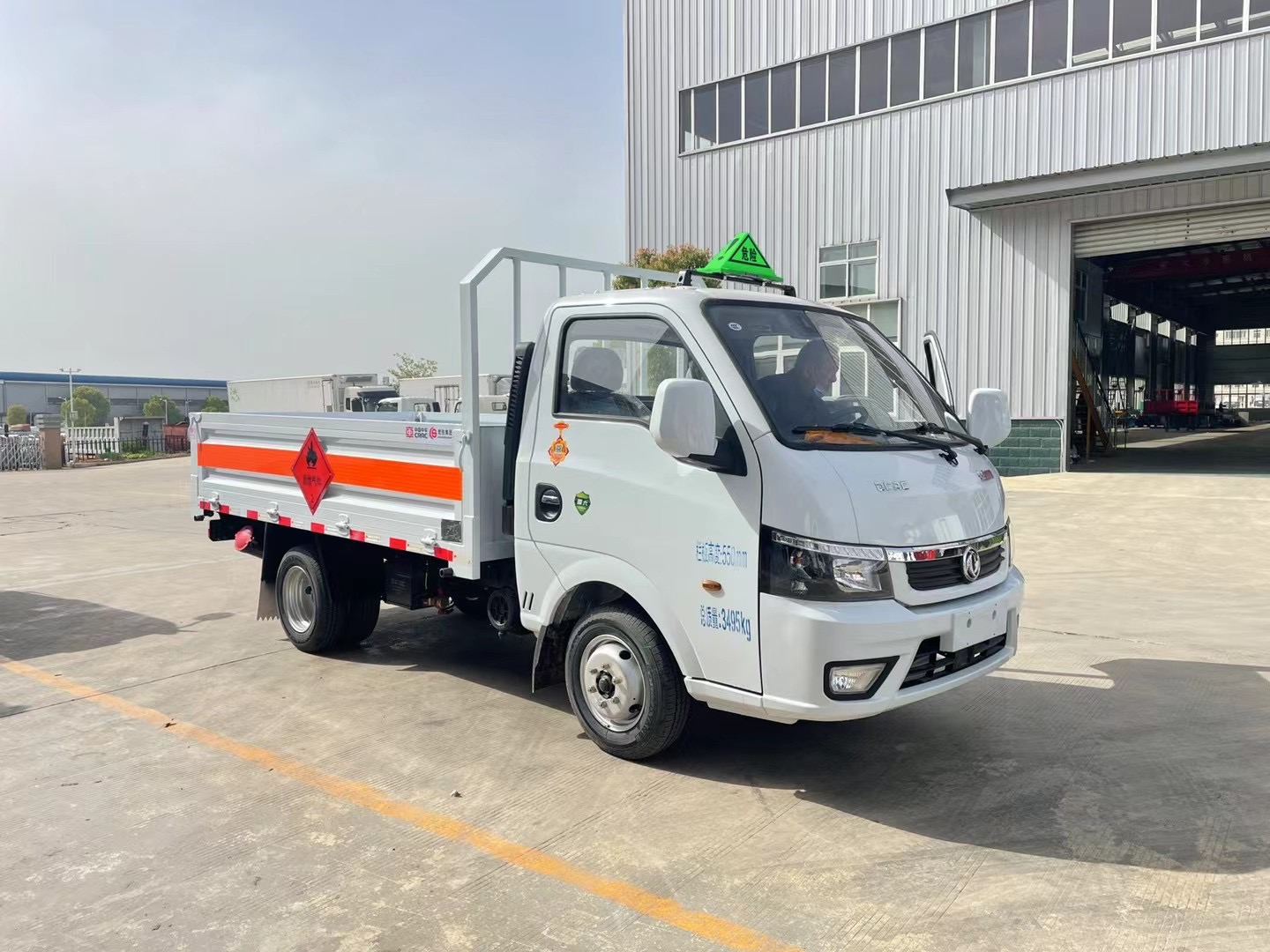 东风途逸汽油版3米气瓶运输车