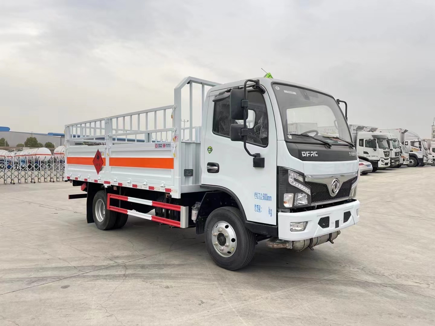 东风福瑞卡4.1米气瓶运输车/黄牌