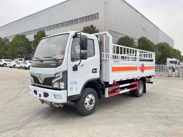 东风福瑞卡4.1米气瓶运输车/黄牌