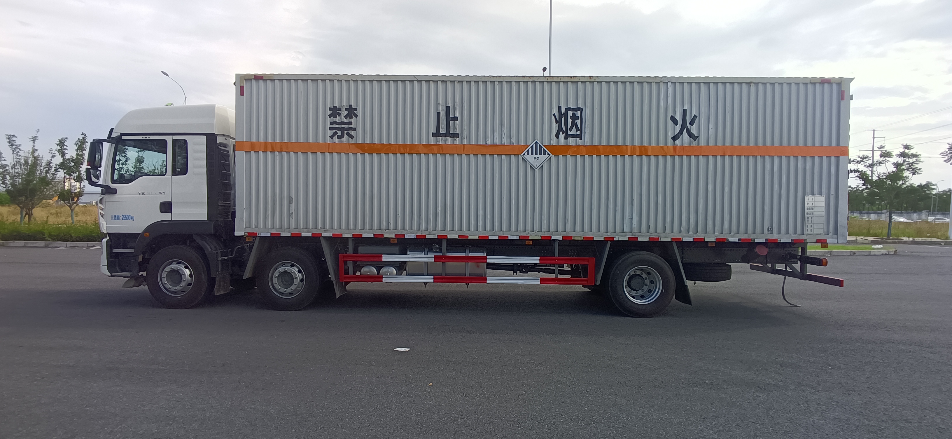 重汽豪沃小三轴9.6米杂项危险物品厢式运输车