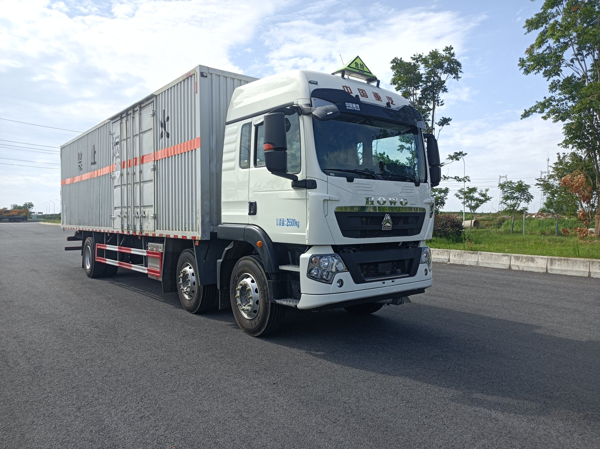 重汽豪沃小三轴9.6米杂项危险物品厢式运输车