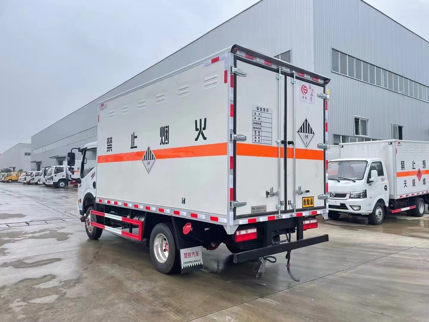 东风蓝牌4.2米杂项危险物品厢式运输车