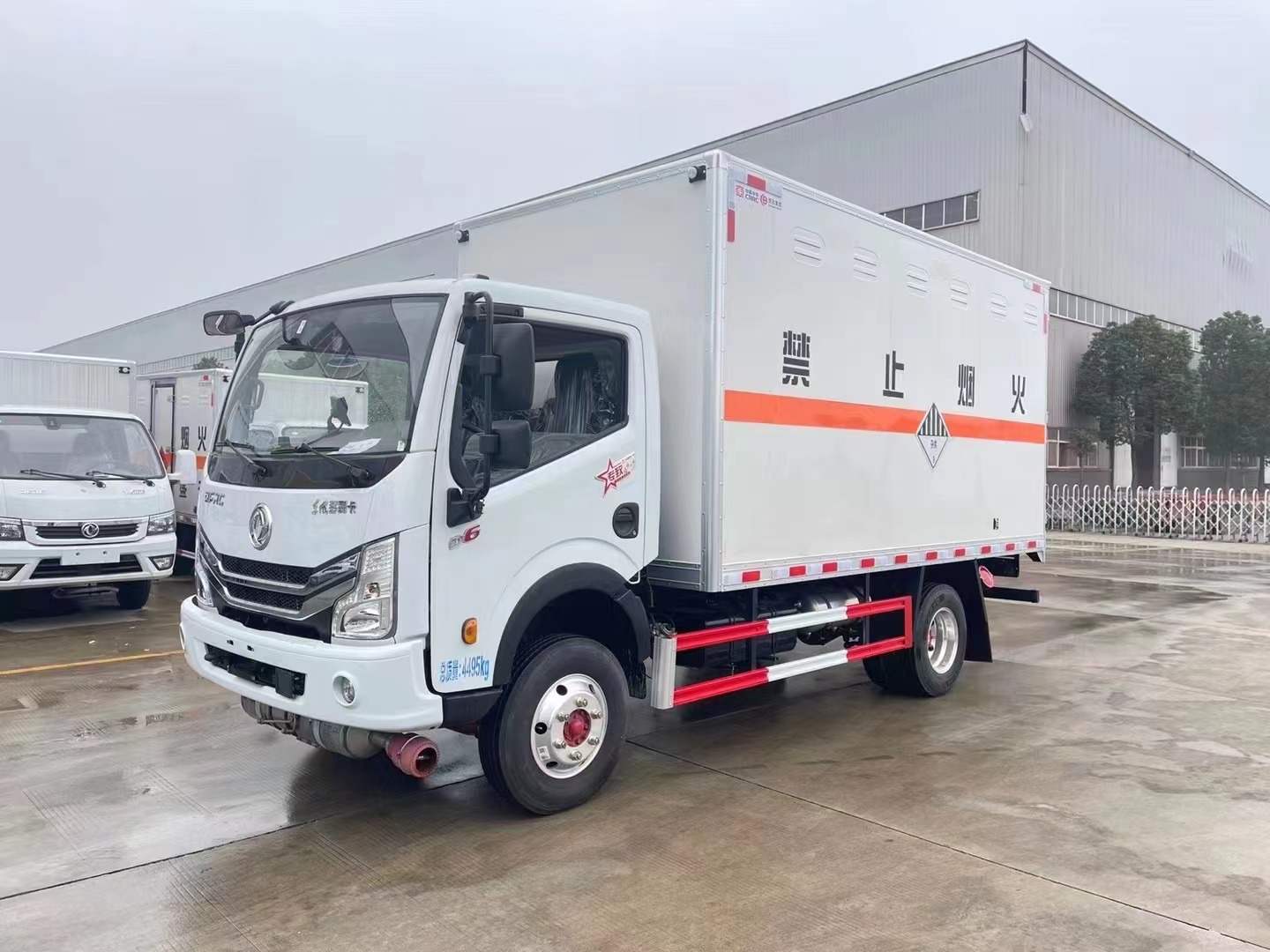 东风蓝牌4.2米杂项危险物品厢式运输车