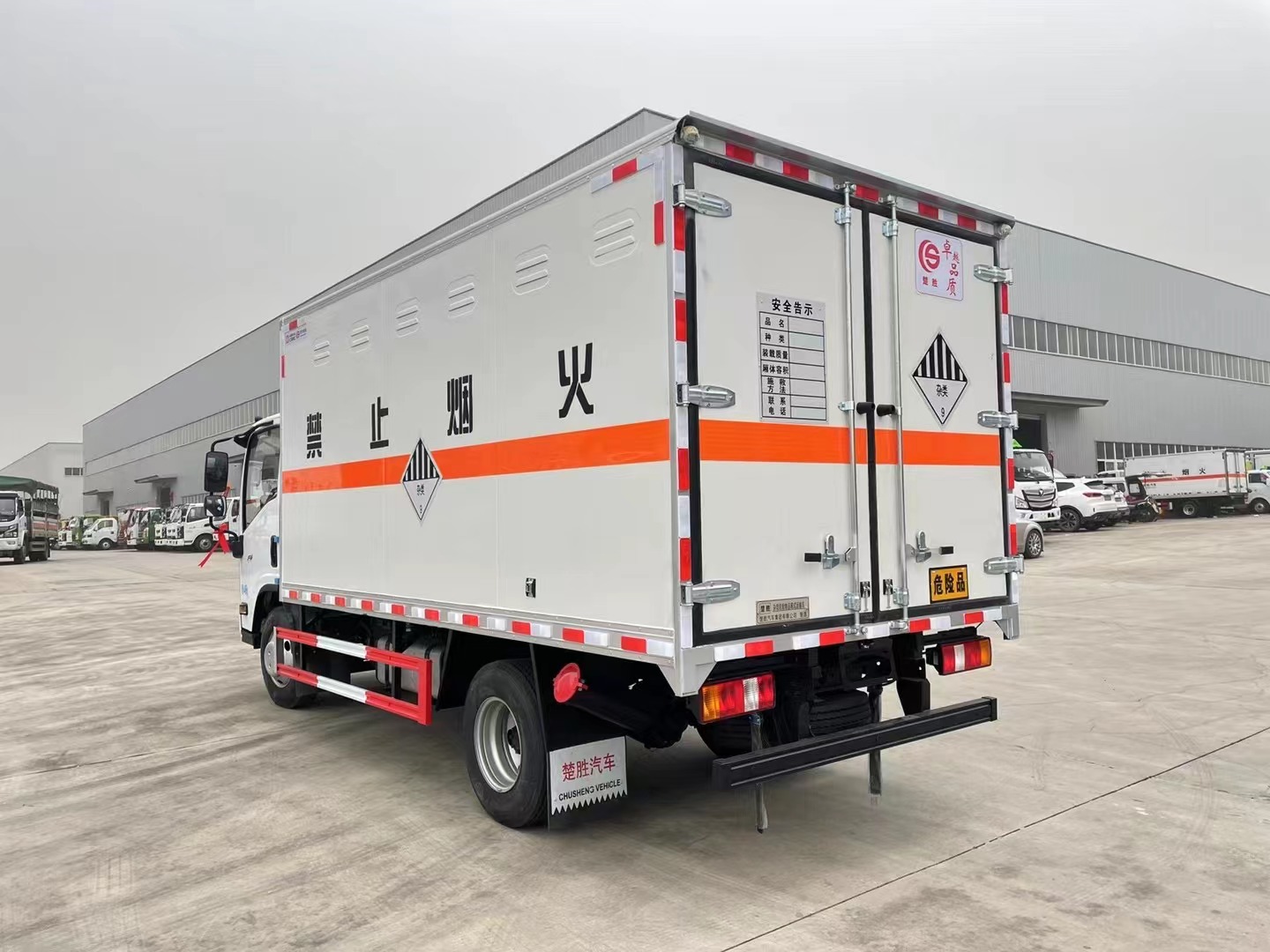 五十铃蓝牌4.15米危险废物厢式车