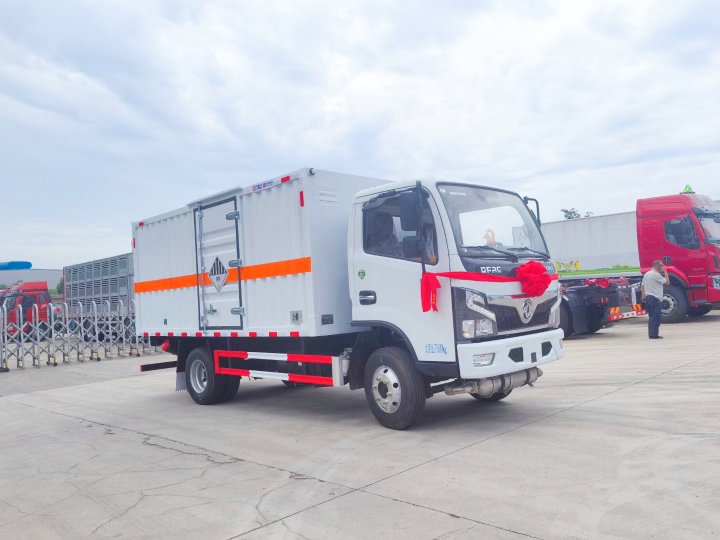 东风福瑞卡4.1米3.8吨危废车