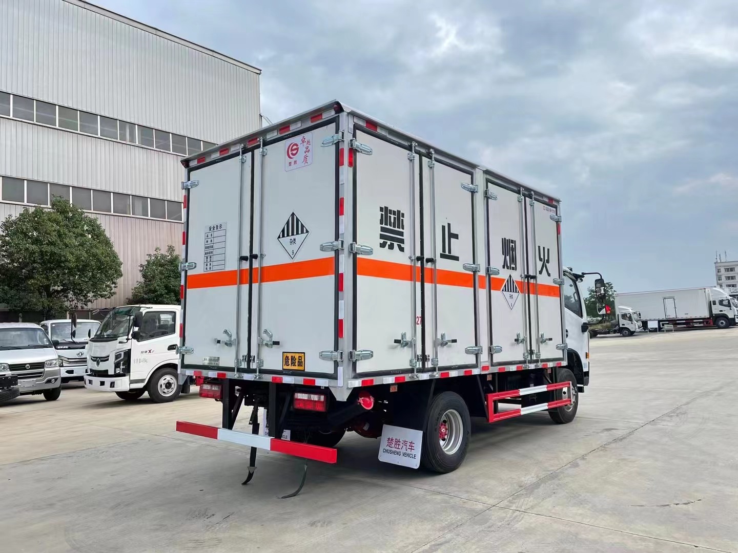 东风5吨废矿物油运输车