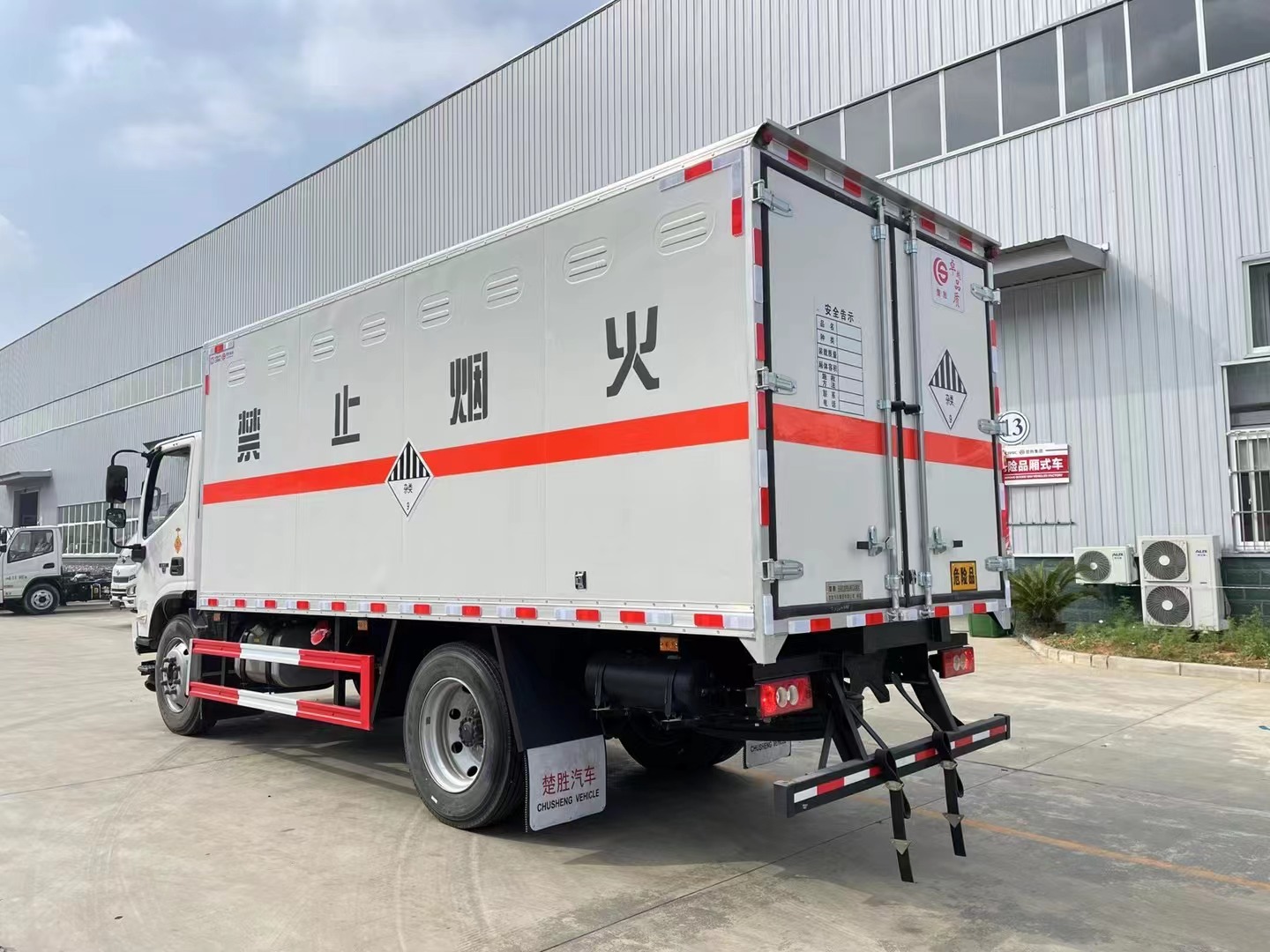 福田欧马可8吨危险品车/废电池专用车