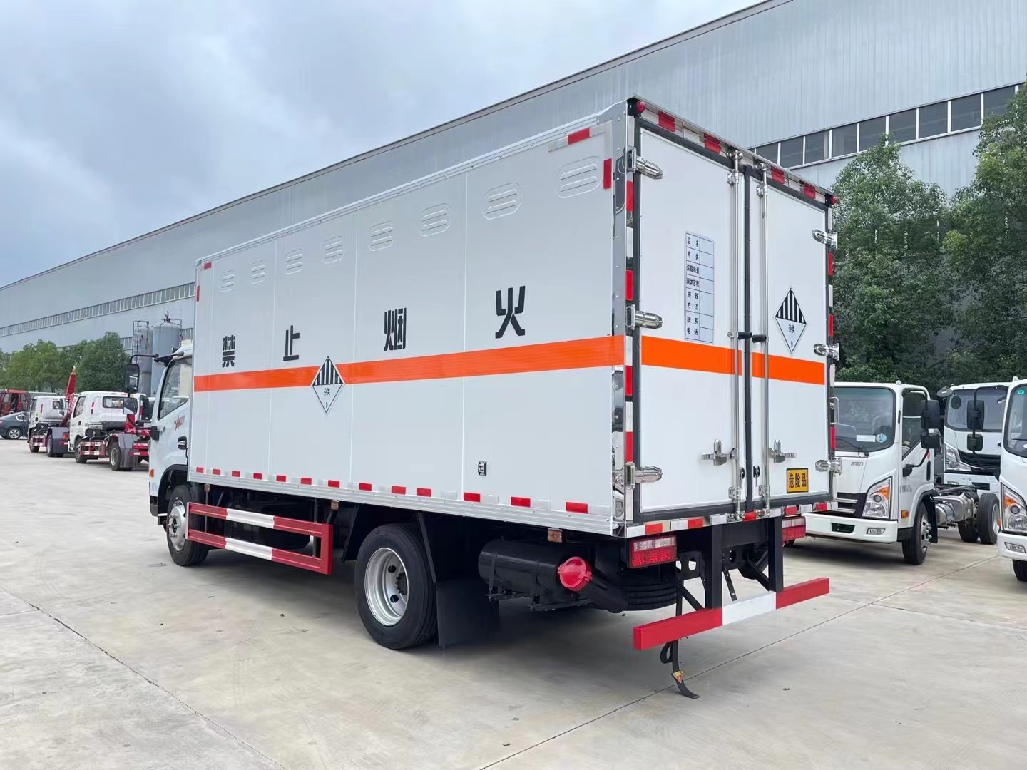 东风5.2米杂项厢式车