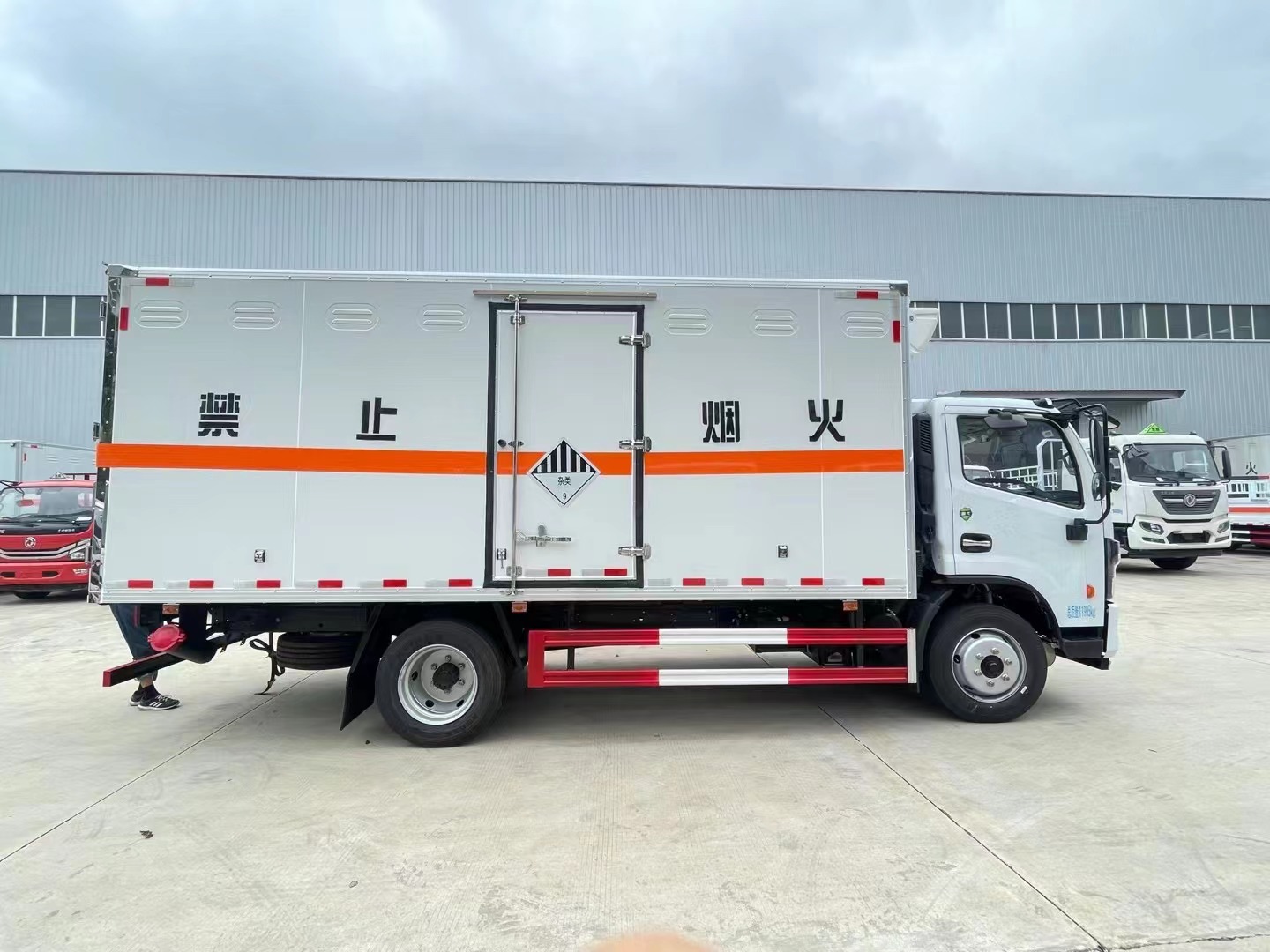 东风5.2米杂项厢式车