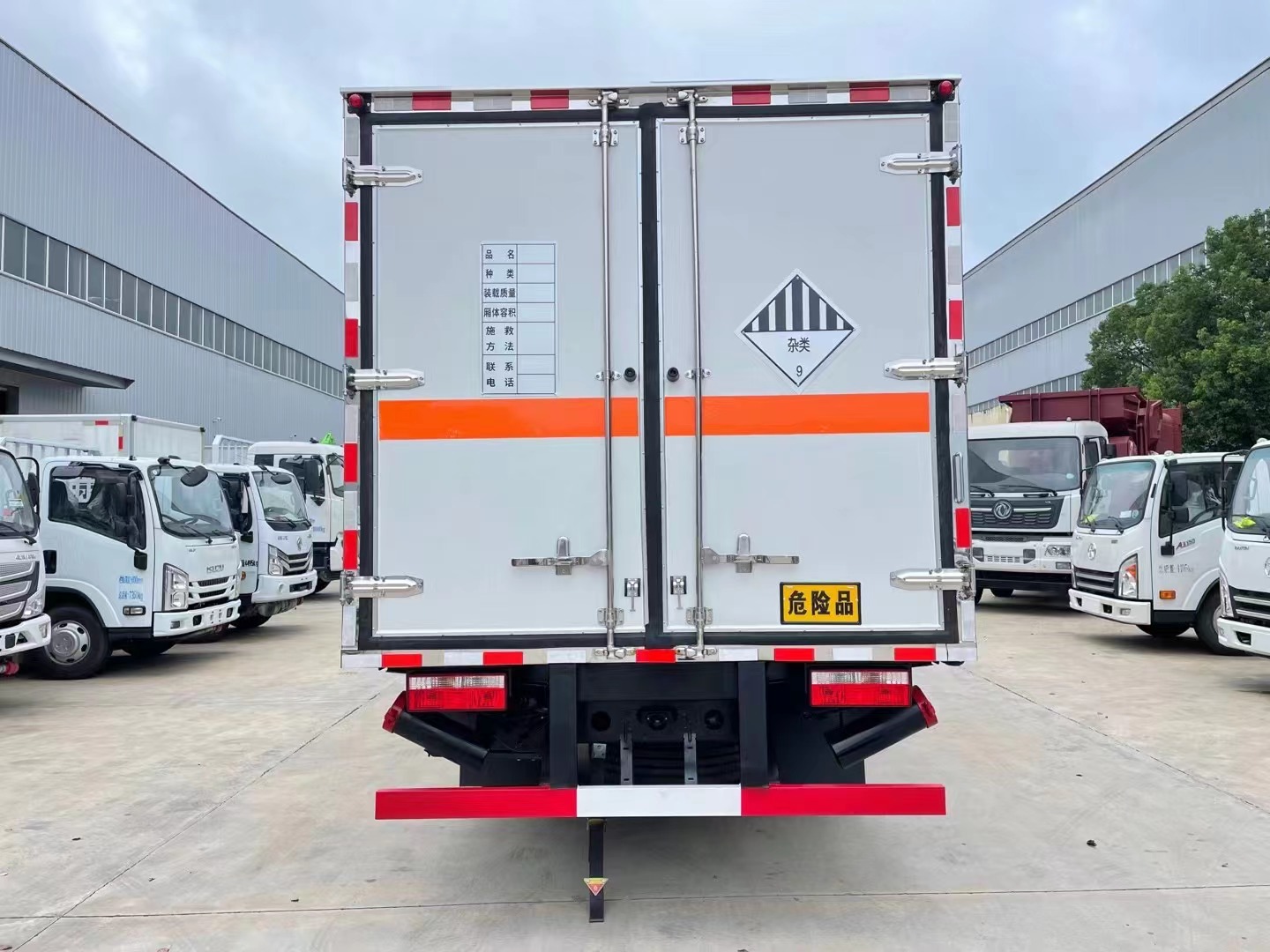 东风5.2米杂项厢式车